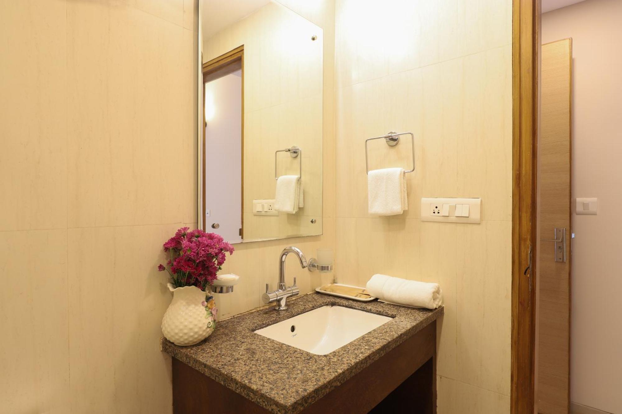 Veera Strand Park Serviced Apartments Near Calangute Exteriör bild
